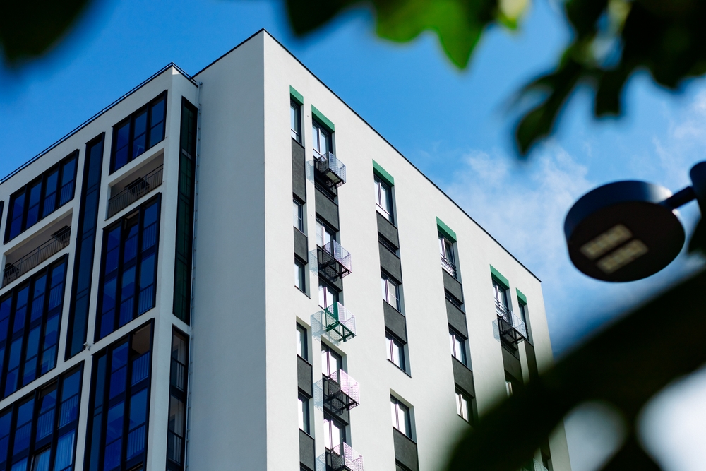 L’immeuble de rapport attire de plus en plus d’investisseurs à Bruxelles. Promesse de rendement, diversification des loyers, valorisation sur le long terme… sur le papier, tout semble réuni pour en faire un investissement idéal. Mais derrière cette notion se cache une réalité bien plus complexe, notamment dans une ville comme Bruxelles où les règles urbanistiques sont strictes et les situations parfois ambiguës. Avant de se lancer, il est essentiel de bien comprendre ce qu’est réellement un immeuble de rapport, ses avantages, mais aussi ses pièges. Amaury Hermanns, fondateur de Hermanns Real Estate, nous explique les opportunités et les risques d’investissement dans les immeubles de rapport. Un immeuble de rapport, qu’est-ce que c’est ? Un immeuble de rapport est un bien immobilier composé de plusieurs unités distinctes reconnues officiellement. Il peut s’agir de plusieurs appartements, mais aussi d’un mélange d’usages : logements, bureaux, commerces ou ateliers. On distingue généralement trois types d’immeubles de rapport : les immeubles résidentiels classiques avec plusieurs appartements, les immeubles mixtes, avec un rez-de-chaussée commercial et des logements aux étages, les immeubles professionnels ou industriels, composés uniquement de bureaux ou d’ateliers. À Bruxelles, une confusion est fréquente. De nombreuses maisons unifamiliales ont été transformées en plusieurs logements à la fin du siècle dernier, mais sans reconnaissance urbanistique officielle. On parle alors de maison de rapport locatif, mais pas d’immeuble de rapport au sens strict. Cette nuance est fondamentale, car elle peut avoir des conséquences importantes lors d’un achat ou d’une revente. Une réalité bruxelloise : l’importance de la conformité urbanistique À Bruxelles, et notamment à Etterbeek, les autorités sont de plus en plus attentives à la division des biens immobiliers. Un immeuble de rapport doit être reconnu comme tel à l’urbanisme, avec un nombre d’unités officiellement enregistré. Ce point est essentiel. Un bien divisé “dans les faits” mais non reconnu peut représenter un risque administratif important. Un premier indicateur simple consiste à vérifier que chaque unité dispose de ses propres compteurs : eau, gaz, électricité. Cela permet déjà de confirmer que la division a été pensée correctement. Mais ce n’est pas suffisant. Certains propriétaires ont aménagé des combles ou des caves en logements sans les faire reconnaître. Officiellement, ces espaces restent des greniers ou des caves, même s’ils sont occupés. Un autre élément clé est l’historique des locations. Il est parfois possible de remonter les baux jusqu’aux années 90 afin de démontrer l’existence de plusieurs unités. Cela permet d’éviter les situations problématiques, notamment les logements précaires ou non conformes, souvent associés à ce que l’on appelle des “marchands de sommeil”. Les pièges classiques des immeubles de rapport Investir dans un immeuble de rapport peut être très rentable, mais certains pièges sont fréquents et, pourtant, facile à éviter. Le premier concerne le découpage du bien. Un immeuble mal divisé, avec des surfaces incohérentes ou des espaces peu fonctionnels, aura plus de difficulté à se louer ou à se revendre. Ensuite, il est risqué de se fier uniquement aux renseignements urbanistiques ou à un ancien acte d’achat. Jusqu’à la fin des années 90, certaines informations étaient reprises sans vérification systématique. Aujourd’hui, un bien présenté comme immeuble de rapport dans un acte notarié n’est pas forcément reconnu comme tel par l’administration. Certains points doivent immédiatement attirer votre attention lors d’une visite :la hauteur sous plafond, la présence de fenêtres, la luminosité naturelle ou encore la qualité globale de l’aménagement. Ces éléments permettent rapidement de détecter si un logement est réellement habitable et conforme. Une division qui ne s’improvise pas Créer ou régulariser un immeuble de rapport ne se fait pas à la légère. Cela implique l’intervention de plusieurs professionnels, notamment un géomètre pour établir un acte de base. Ce travail permet de structurer juridiquement le bien, mais aussi d’optimiser les surfaces. Une bonne division peut augmenter la valeur globale de l’immeuble et améliorer son rendement locatif. En tant que propriétaire, votre relation avec les locataires est également un élément clé. Un immeuble occupé peut être plus difficile à vendre si les locataires refusent les visites. Maintenir un bon contact est donc essentiel pour garantir une commercialisation fluide. Un investissement attractif sur le plan fiscal L’un des grands avantages de l’immeuble de rapport en Belgique réside dans sa fiscalité. En tant que personne physique, les loyers perçus ne sont pas directement taxés comme des revenus professionnels. Le propriétaire est soumis au précompte immobilier, mais les loyers constituent un revenu relativement optimisé. Cela rend l’investissement particulièrement attractif sur le long terme. Nord ou Sud de Bruxelles : où investir dans un immeuble de rapport ? À Bruxelles, le marché varie fortement selon les zones. Le sud de la ville reste très attractif, avec des prix plus élevés et une image souvent plus premium. Le nord, en revanche, offre des opportunités intéressantes pour les investisseurs. Les prix d’acquisition y sont généralement plus bas, ce qui permet d’obtenir un rendement locatif plus élevé. Contrairement à certaines idées reçues, la qualité des locataires ne dépend pas uniquement de la localisation. Un bien bien entretenu, correctement positionné et proposé au bon prix attire des locataires fiables, quel que soit le quartier. Pourquoi investir dans un immeuble de rapport à Etterbeek ? Investir dans un immeuble de rapport à Etterbeek présente de nombreux avantages. La commune bénéficie d’un excellent équilibre entre accessibilité, qualité de vie et attractivité économique. La proximité des institutions européennes attire des locataires solvables, notamment des fonctionnaires internationaux. On y retrouve une forte demande pour des appartements deux chambres, mais aussi pour des studios et des logements une chambre, très prisés par les jeunes actifs et les étudiants. Les biens de grande taille, au-delà de deux chambres, sont plus rares et parfois moins recherchés dans une logique d’investissement locatif. À l’inverse, les petites unités permettent un turnover plus rapide et une gestion plus flexible. Notre service d’immeuble de rapport à Etterbeek Le rôle du PEB dans un immeuble de rapport Chaque unité d’un immeuble de rapport doit disposer de son propre certificat PEB. C’est un point de plus en plus important pour les locataires comme pour les investisseurs. L’avantage d’un immeuble complet est que vous pouvez intervenir globalement sur le bâtiment : isolation de la toiture, remplacement des châssis, installation de panneaux photovoltaïques. Ces améliorations bénéficient à l’ensemble des unités. Certaines contraintes existent toutefois, notamment pour les façades classées, fréquentes à Bruxelles, qui limitent les possibilités de transformation. Un investissement puissant, à condition d’être bien accompagné L’immeuble de rapport reste l’un des investissements immobiliers les plus intéressants à Bruxelles. Mais il demande une analyse rigoureuse, une bonne compréhension des règles urbanistiques et une vision à long terme. Bien maîtrisé, il permet de générer des revenus réguliers, de valoriser un patrimoine et de sécuriser son investissement. Mal anticipé, il peut en revanche devenir une source de complications. Chez Hermanns Real Estate, nous accompagnons les investisseurs à chaque étape pour identifier les bonnes opportunités et éviter les pièges. Parce qu’un bon immeuble de rapport, ce n’est pas seulement une bonne affaire… c’est une stratégie bien pensée. Immeuble de rapport à Bruxelles : opportunité d’investissement ou piège à éviter ? l Hermanns Real Estate